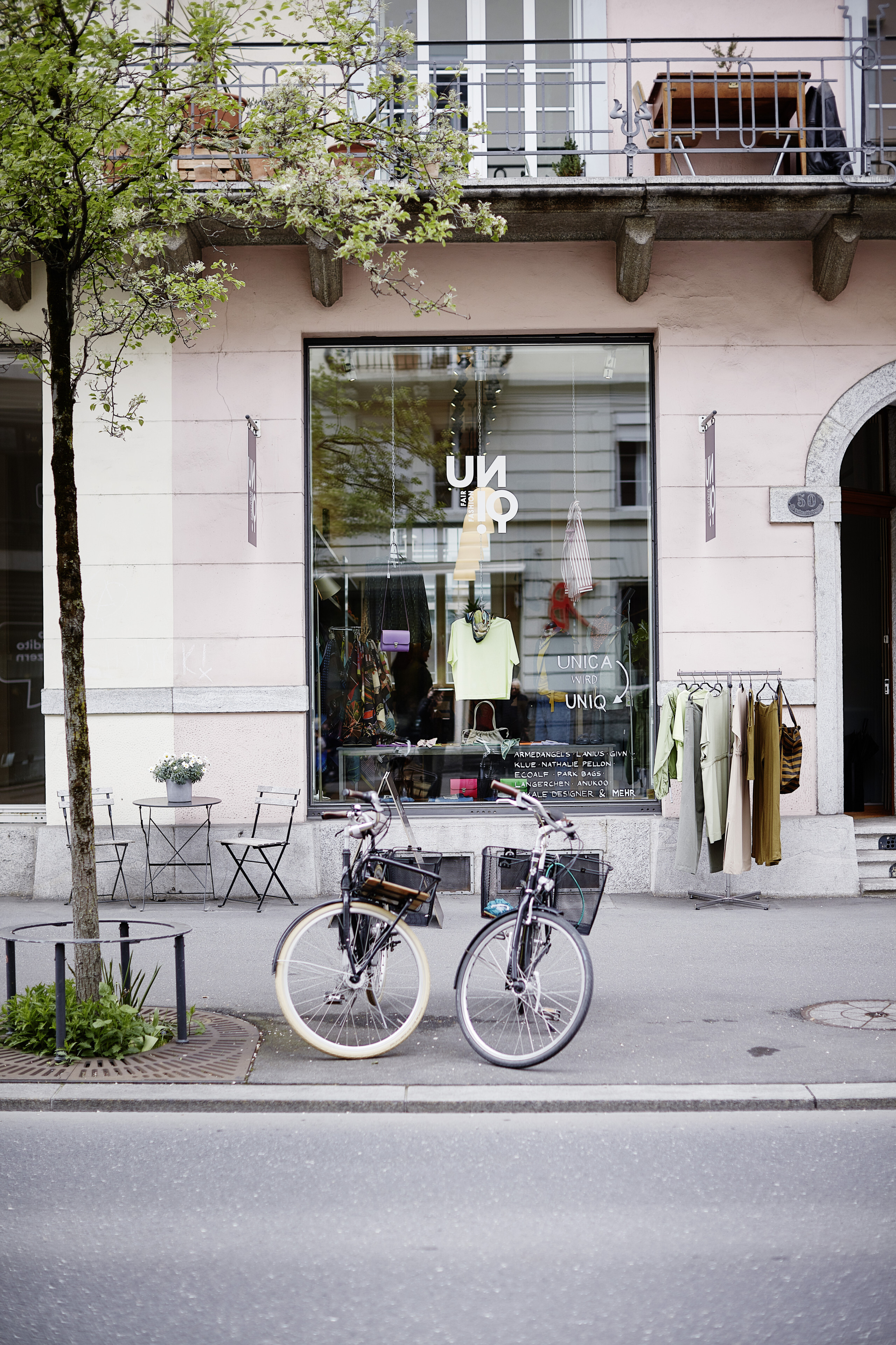 Ein Blick von der Strasse zum Schaufenster von Uniq in Luzern. Davor stehen zwei Fahrräder.
