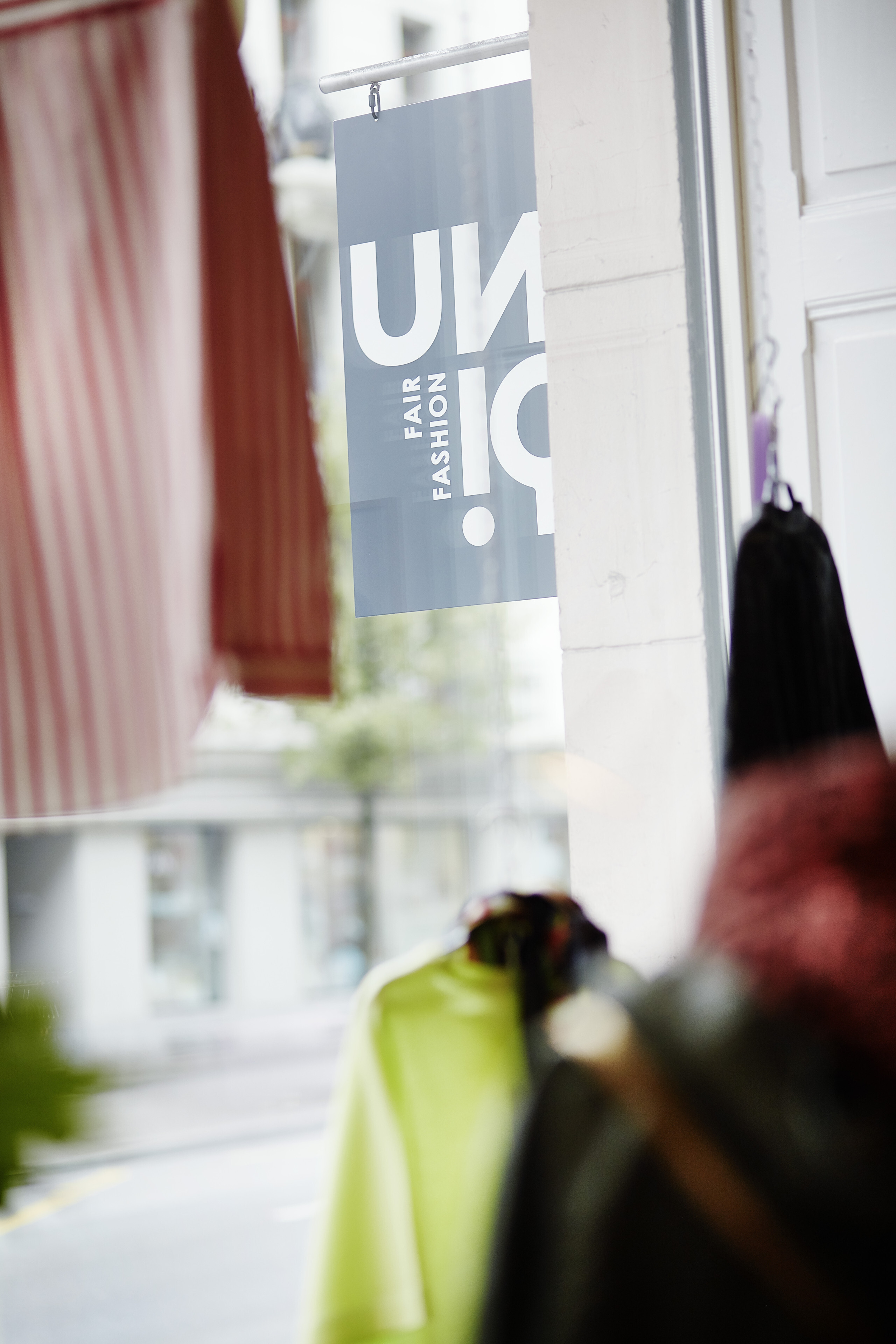 Ein Blick aus dem Schaufenster von Uniq Fair Fashion auf die Strasse mit unserem Logo