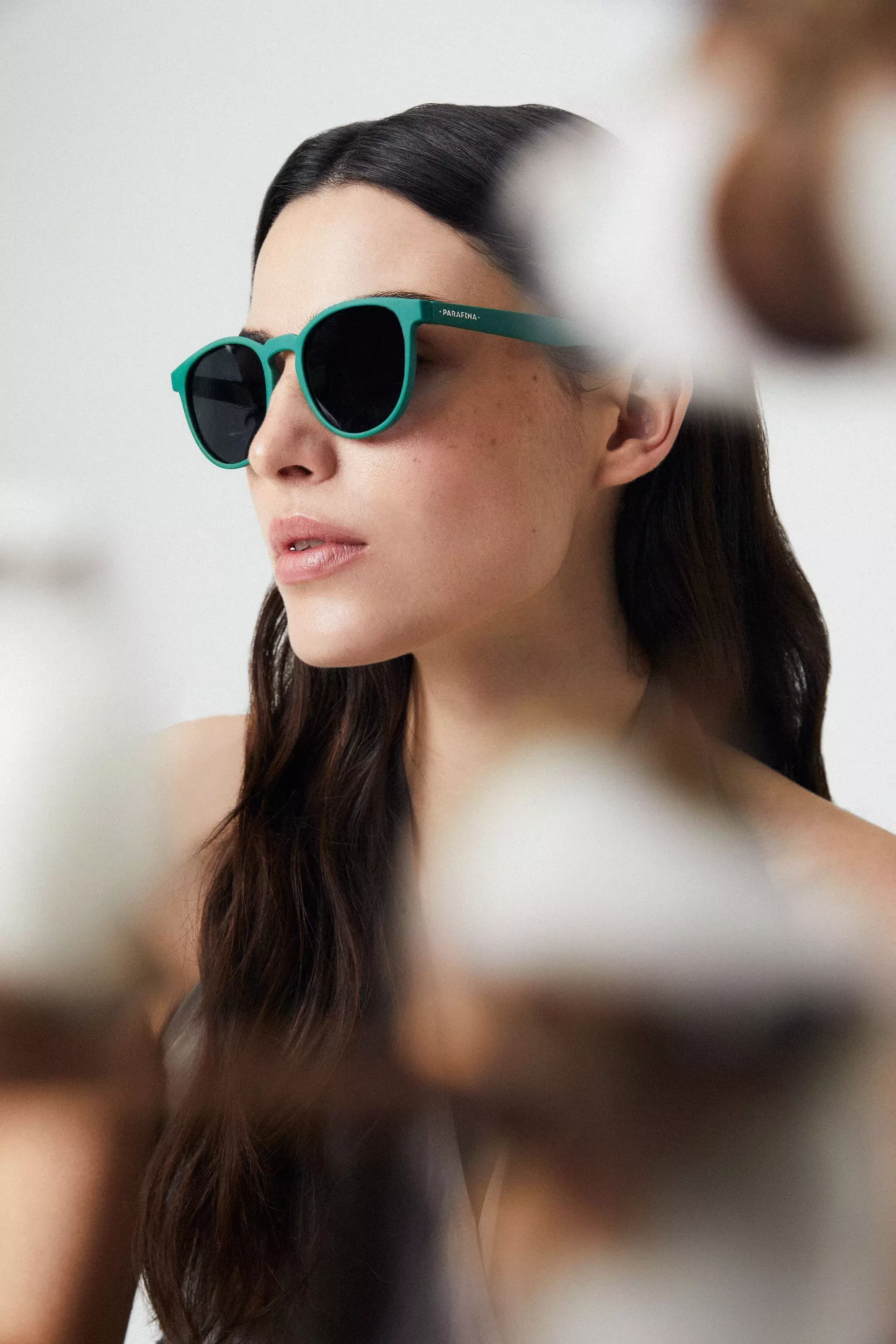 Eine Frau die eine Sonnenbrille von Parafina trägt.