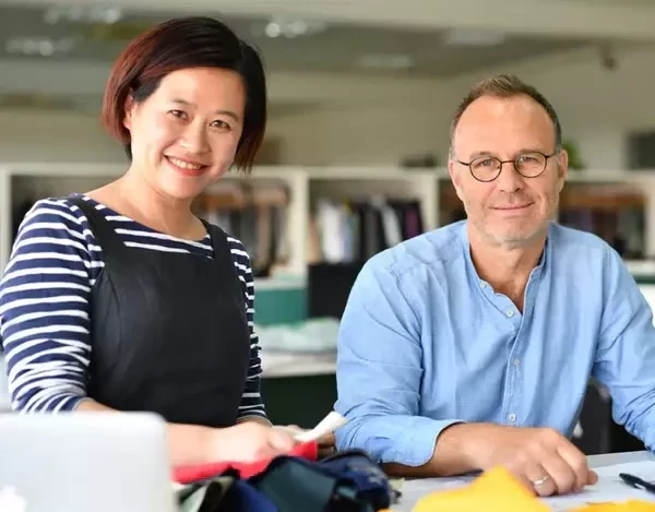 Philipp und Miranda gründeten LangerChen. Fairtrade und diese Jacken erfreuen uns immer wieder mit ihrer schönen Verarbeitung, die hohe Qualität und mit den modischen Akzenten.