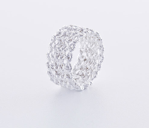 Ein gestrickter Ring von Anne-Catherine Lüke aus Silber.